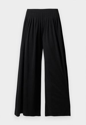 Čierne široké nohavice s vysokým pásom a záhybmi vpredu, zobrazené na jednoduchom bielom pozadí.