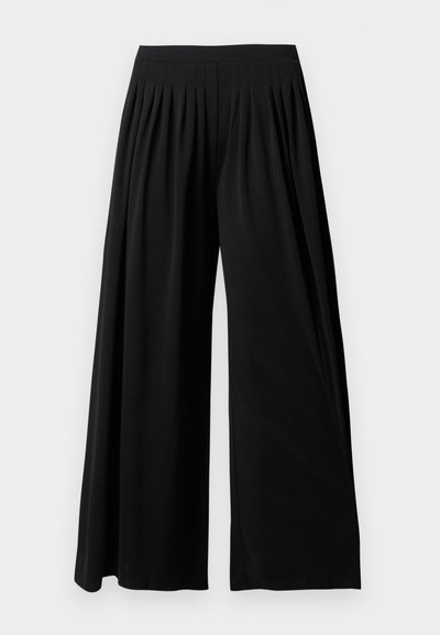 Μαύρο παντελόνι με φαρδιά μπατζάκια, ψηλή μέση και πιέτες στο μπροστινό μέρος, παρουσιάζεται σε απλό λευκό φόντο.