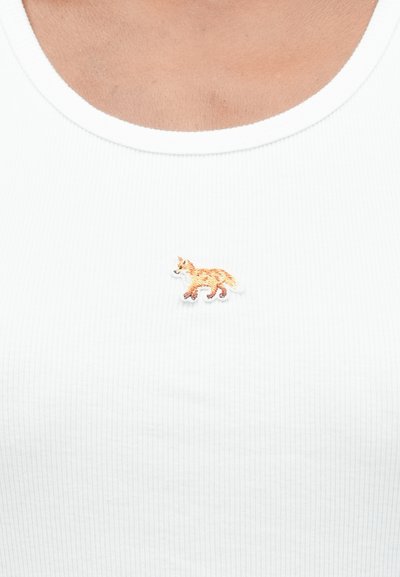 Balta raštuota liemenė, kurioje šalia apykaklės yra mažas išsiuvinėtas lapinas oranžinėje ir rudos spalvų derinyje. Lygi tekstūra ir prigludęs dizainas.