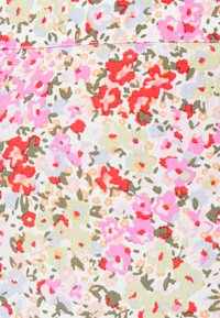 Tecido floral com um padrão denso de flores rosas, vermelhas e verdes sobre um fundo claro. Material texturizado e suave com uma paleta pastel.