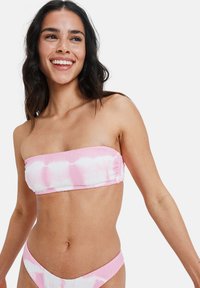 Różowy i biały biustonosz bikini bandeau z prążkowanego materiału, z pasującymi niskimi majtkami, z chmurkowatym wzorem i teksturowanym materiałem.