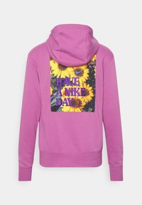 Fialová bavlněná mikina s kapucí, žebrovanými manžetami a koláží slunečnic s textem "HAVE A NIKE DAY" modrou barvou na zadní straně.