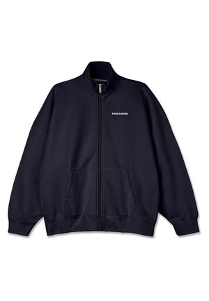Mornarska zip-up jopica iz mehke tkanine, z visokim ovratnikom, dolgimi rokavi, sprednjimi žepi in logotipom "PEGADOR" na prsih.
