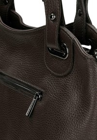 Borsa tote in pelle marrone con finitura testurizzata, due manici robusti e una tasca anteriore con zip e zip pull argentato.