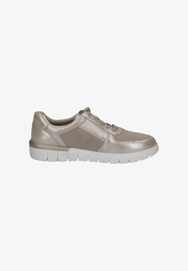 Baskets beige clair avec panneaux en mesh, lacets à l'avant et semelle blanche épaisse et segmentée, vues de côté extérieur.