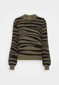 Pull vert olive avec des rayures noires en forme de tigre, texture en tricot, col rond et poignets côtelés. Manches longues, coupe décontractée, sans détails supplémentaires.