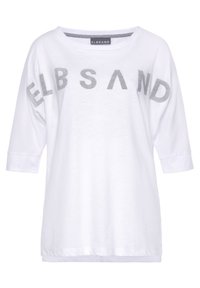 Weißes Baumwoll-T-Shirt mit 3/4-Ärmeln, das große graue Buchstaben "ELBSAND" auf der Vorderseite und einen runden Halsausschnitt aufweist.