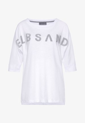 Weißes Baumwoll-T-Shirt mit 3/4-Ärmeln, das große graue Buchstaben "ELBSAND" auf der Vorderseite und einen runden Halsausschnitt aufweist.