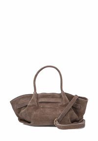 Bruine suède tote bag met twee handvatten aan de bovenkant en een afneembare schouderriem. Kenmerkt zich door een zachte textuur en een open bovenkant met twee voorvakken.