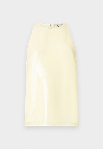 Haut sans manches de couleur jaune clair avec une texture lisse, doté d'un panneau brillant à l'avant et d'une petite fermeture éclair au dos.