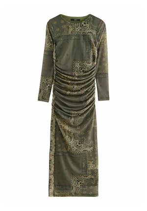 Robe midi à manches longues de couleur vert olive avec un motif patchwork cachemire et des détails froncés à la taille et aux hanches.