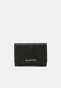 Černá kožená peněženka s embosovaným vzorem loga 'Valentino', zlaté kovové akcenty, překlopná konstrukce a kompaktní obdélníkový tvar.