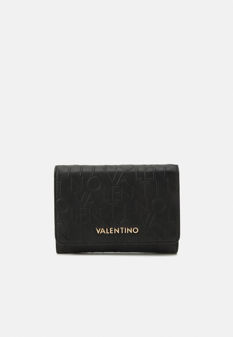 Černá kožená peněženka s embosovaným vzorem loga 'Valentino', zlaté kovové akcenty, překlopná konstrukce a kompaktní obdélníkový tvar.