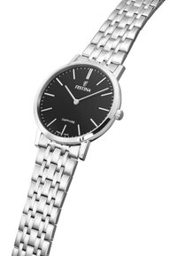 Zegarek Festina z bransoletą ze stali nierdzewnej, okrągłą czarną tarczą, srebrnymi znacznikami godzinowymi i gładkim szkiełkiem szafirowym. Prosty, elegancki design.