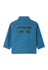 Veste en denim bleu avec manches larges, col, et texte noir « AMERICAN VINTAGE » imprimé dans le dos.