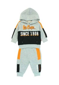 Ensemble sweat à capuche gris et pantalon de survêtement avec des accents orange et noir. Comprend des impressions "Lee Cooper" et "Depuis 1908". Tissu doux et confortable.