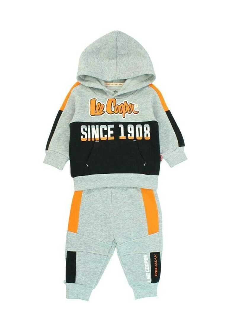 Ensemble sweat à capuche gris et pantalon de survêtement avec des accents orange et noir. Comprend des impressions "Lee Cooper" et "Depuis 1908". Tissu doux et confortable.