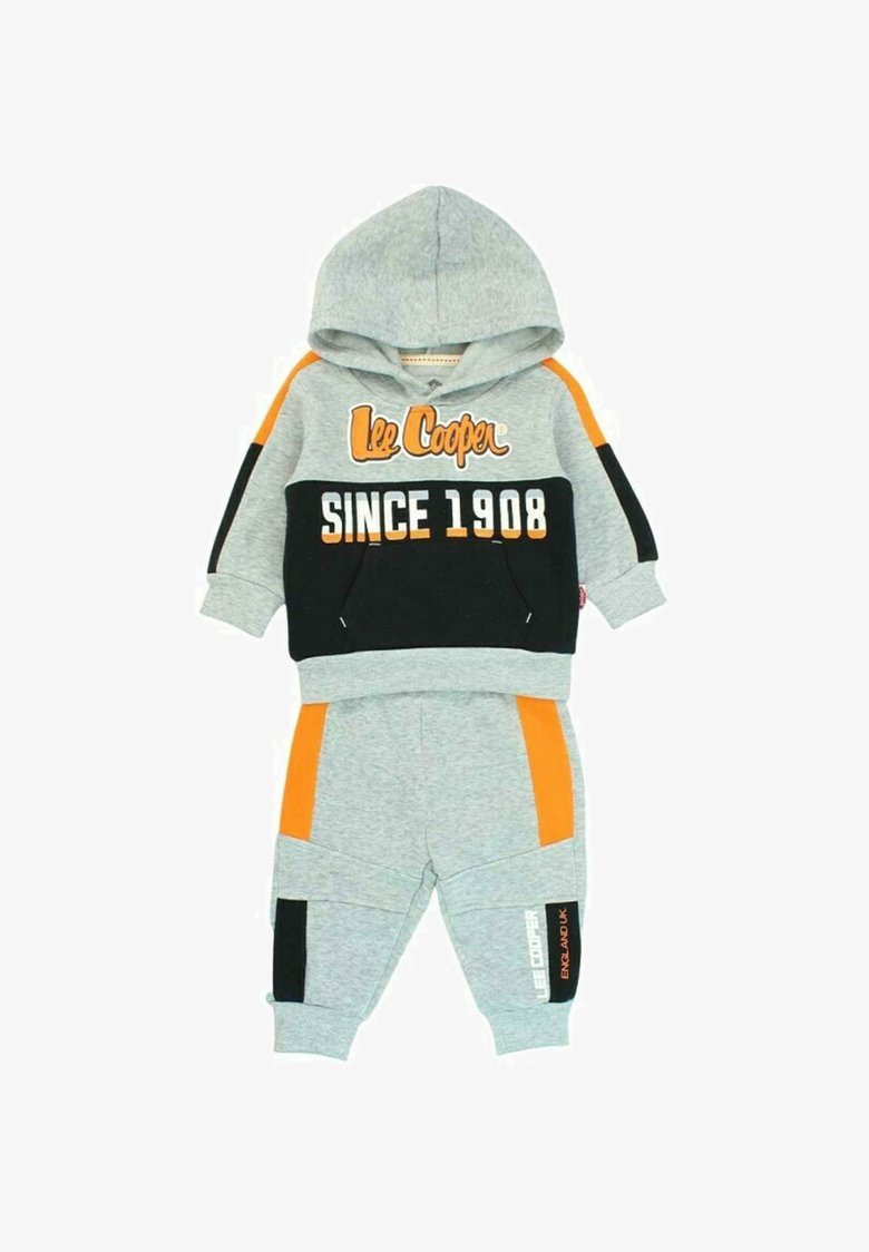 Ensemble sweat à capuche gris et pantalon de survêtement avec des accents orange et noir. Comprend des impressions "Lee Cooper" et "Depuis 1908". Tissu doux et confortable.