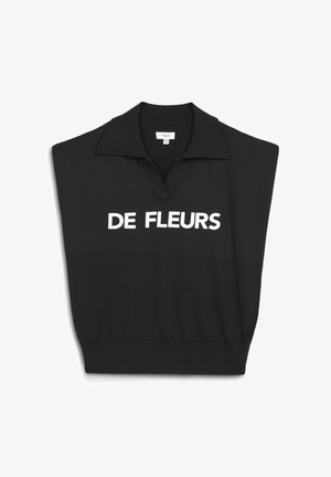 Czarny bezrękawnik polo z kołnierzykiem. Posiada białe, blokowe napisy "DE FLEURS" na froncie. Gładki materiał z prążkowanym wykończeniem.