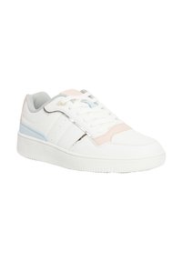 Weiße Sneakers mit einem glatten Lederobermaterial, das pastellrosa und blaue Akzente aufweist, einer strukturierten grauen Zunge und einer dicken Gummisohle.