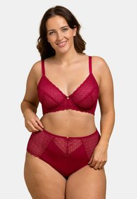 Ensemble de lingerie en dentelle bordeaux comprenant un bralette avec des bretelles réglables et des culottes taille haute avec des inserts en dentelle décorative.