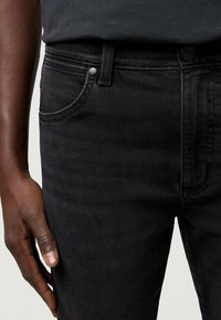 Wrangler LARSTON - Vaqueros slim fit - black fog