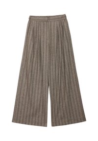 Pantaloni a gamba larga in tessuto marrone con spigature verticali. Presentano una vita alta e un design plissettato per aggiungere texture e volume.