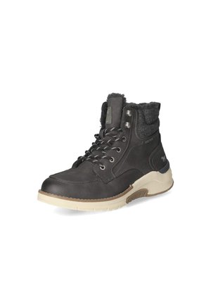 Braune Leder-Ankle-Boots mit grauem Fleece-Kragen, Metallen Ösen und gestreiften Schnürsenkeln. Sie verfügen über eine cremefarbene Gummisohle mit leichter Textur.