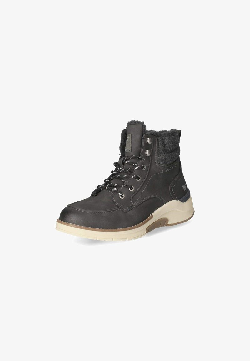 Braune Leder-Ankle-Boots mit grauem Fleece-Kragen, Metallen Ösen und gestreiften Schnürsenkeln. Sie verfügen über eine cremefarbene Gummisohle mit leichter Textur.