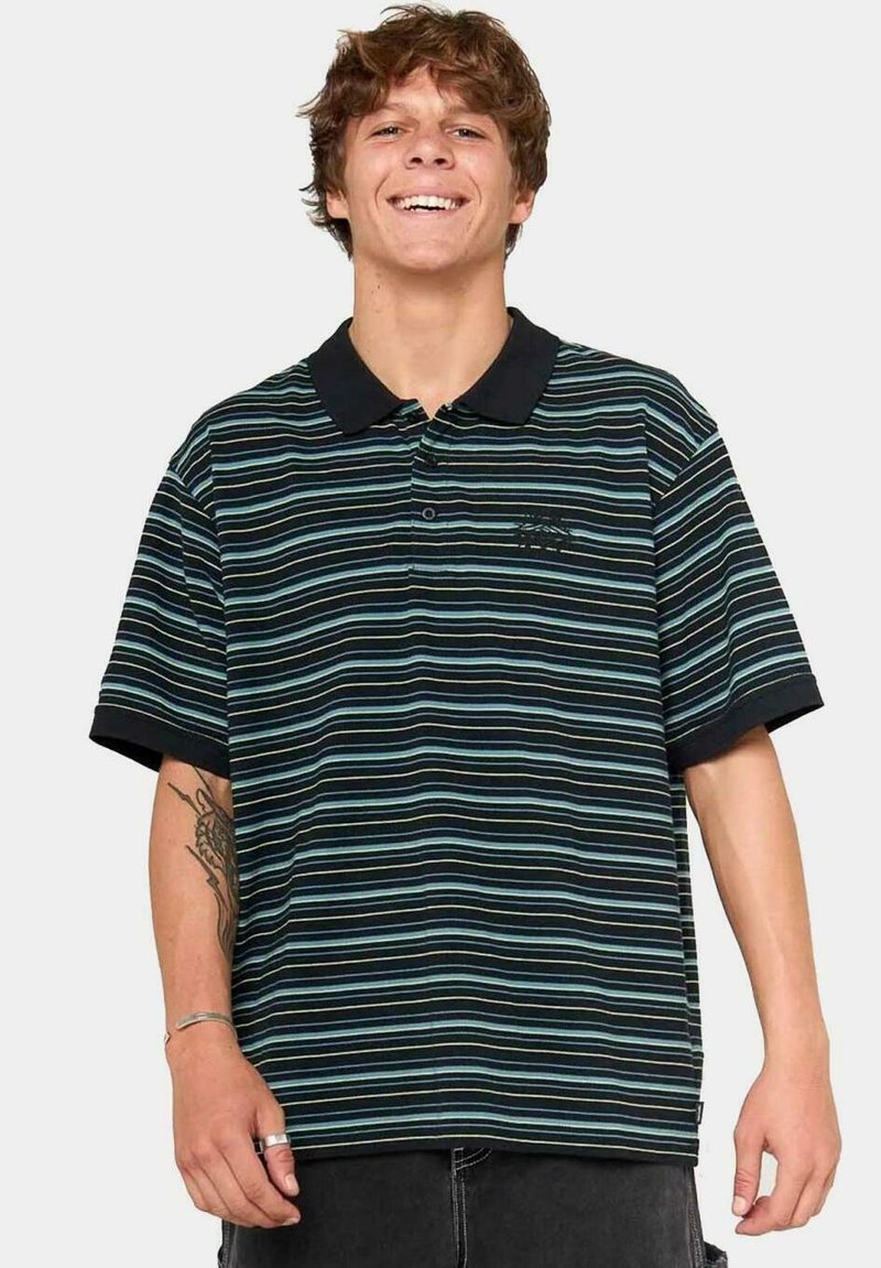 Camisa polo a rayas en negro con rayas horizontales azules y verdes, de manga corta y con un collar negro, que presenta un logotipo bordado en el pecho.