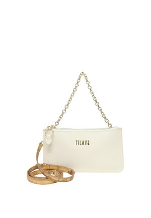 Borsa rettangolare bianca con manico a catena dorata e tracolla separata staccabile color cuoio arrotolata accanto.