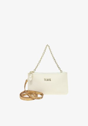 Borsa rettangolare bianca con manico a catena dorata e tracolla separata staccabile color cuoio arrotolata accanto.