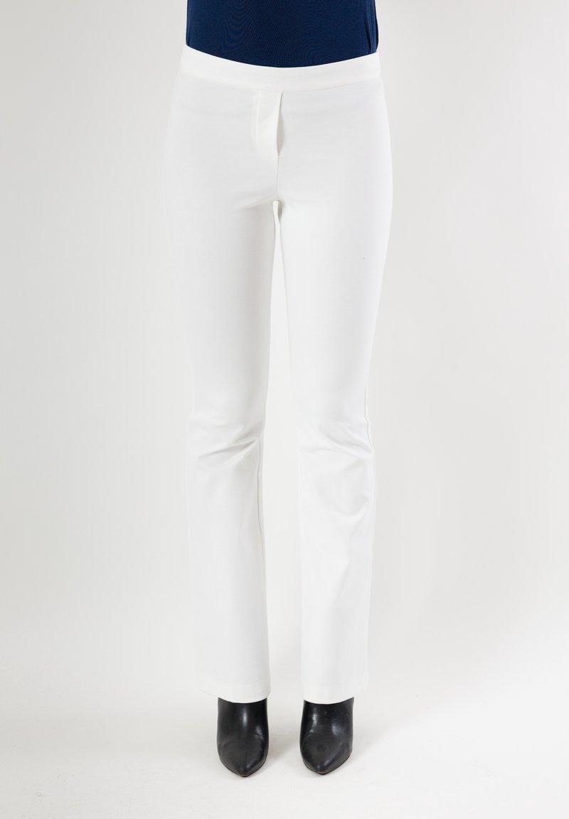 Pantaloni bianchi aderenti realizzati in tessuto elasticizzato con una texture liscia e un taglio a gamba dritta. Presentano una larga fascia elastica in vita.