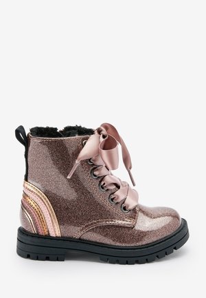 Bottine enfant marron scintillante avec lacets en satin rose, détail de talon rayé, semelle noire et doublure intérieure noire.