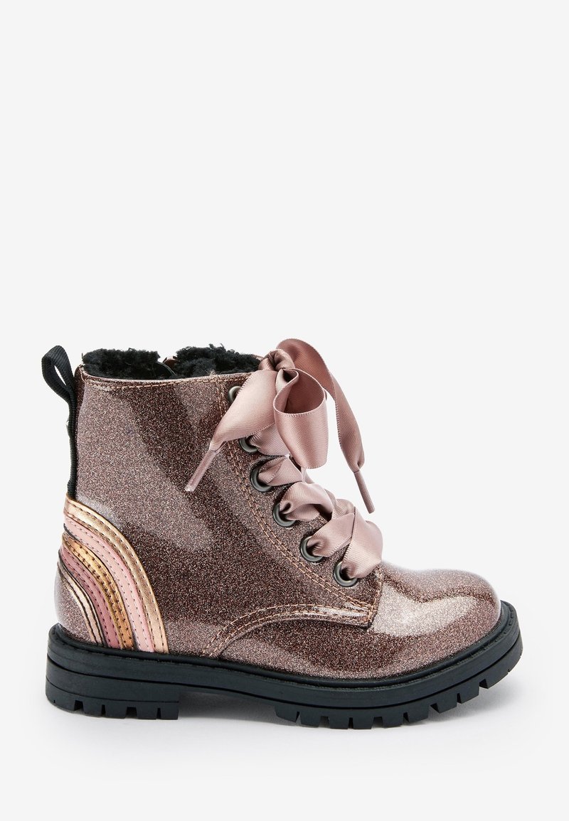 Bottine enfant marron scintillante avec lacets en satin rose, détail de talon rayé, semelle noire et doublure intérieure noire.