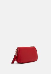 Bolso clutch de imitación de cuero rojo con una textura suave, forma redondeada, cierre superior con cremallera y correa desmontable. Acentos de hardware en tono plateado.