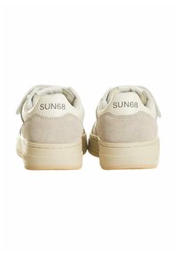 Sneakers bianchi e beige con tacco in camoscio. Presentano una forma arrotondata, dettagli testurizzati e il nome del marchio "SUN68" impresso sul retro.