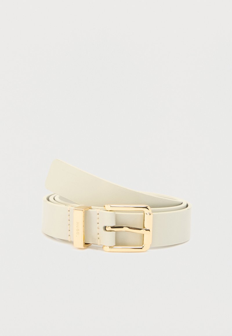 Ceinture beige clair en similicuir lisse, dotée d'une boucle rectangulaire dorée brillante et d'un design minimaliste sans motifs supplémentaires.