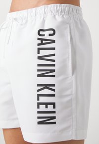 Calvin Klein Swimwear MEDIUM DRAWSTRING - Kopalne hlače - classic white