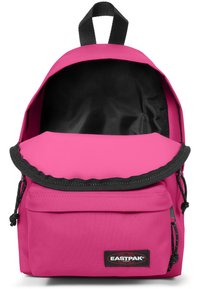 Mochila rosa con un interior negro, que presenta un cierre con solapa y detalles de cordón, hecha de un tejido duradero. Logotipo visible en la parte frontal.