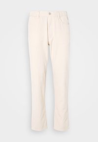 Pantalones beige claros con corte recto, que cuentan con bolsillos frontales, presillas para cinturón y un cierre de botón metálico. Textura de tela suave.