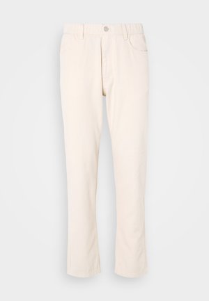 Pantaloni beige chiaro a gamba dritta, con tasche frontali, passanti per cintura e chiusura con bottone metallico. Tessuto dalla consistenza liscia.