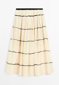 Jupe midi en forme A en tissu crème avec des rayures horizontales noires, présentant une taille froncée et une finition texturée. Taille élastique.