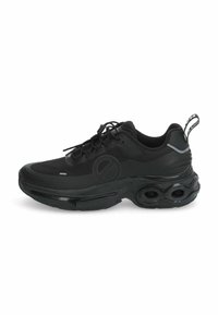 Zwarte atletische sneaker met gestructureerde zool, ronde logo aan de zijkant, trekflap bij de hiel en vetersluiting met een toggle.