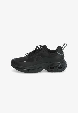 Schwarzer Sportschuh mit strukturiertem Profil, kreisförmigem Logo an der Seite, Zuglasche an der Ferse und Schnürverschluss mit Kordelzug.