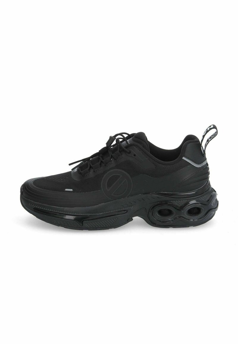 Zwarte atletische sneaker met gestructureerde zool, ronde logo aan de zijkant, trekflap bij de hiel en vetersluiting met een toggle.