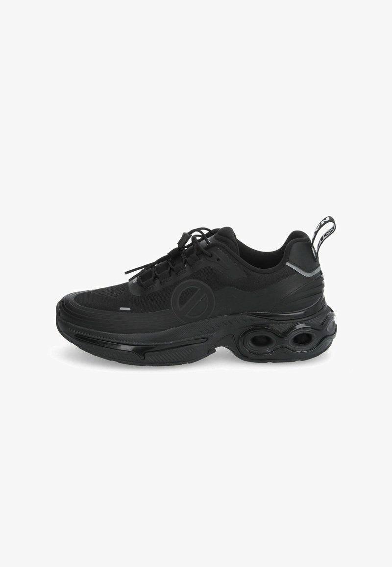 Zwarte atletische sneaker met gestructureerde zool, ronde logo aan de zijkant, trekflap bij de hiel en vetersluiting met een toggle.