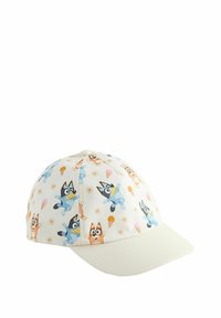 Casquette de baseball en coton avec un fond blanc, présentant des personnages de chiens en cartoon colorés, des cornets de glace et des fleurs dans un motif répétitif.