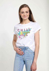 Biała bawełniana koszulka z kolorowym nadrukiem graficznym z napisem "CHILL VIBES" oraz akcentami postaci rysunkowych. Krótkie rękawy i luźny krój.