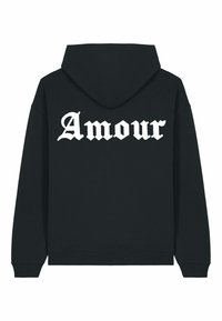 Haut à capuche noir avec un grand texte blanc "Amour" dans une police stylisée et en gras. Il possède une poche kangourou et des poignets et un ourlet côtelés.